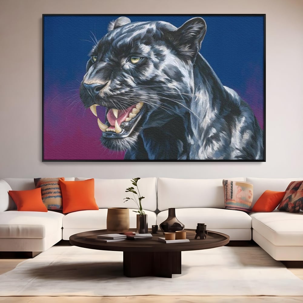 Tablou canvas cu tablou canvas cu pantera neagra, in rama de aluminiu negru, pe perete intr-un living
